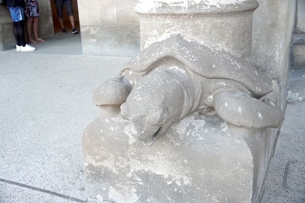 サグラダ・ファミリアの入り口の柱を土台として支えているのは、亀の彫刻