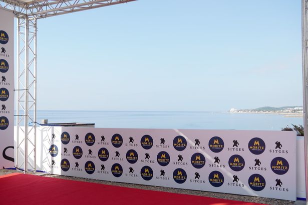 映画祭主催のフォトコールは、海をバックにした絶景のポイントで行われた