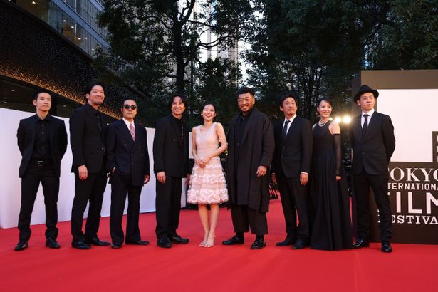 第36回東京国際映画祭レッドカーペットイベントに登場した『辰巳』チーム