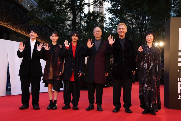 第36回東京国際映画祭レッドカーペットイベントに登場した『ゴールド・ボーイ』チーム