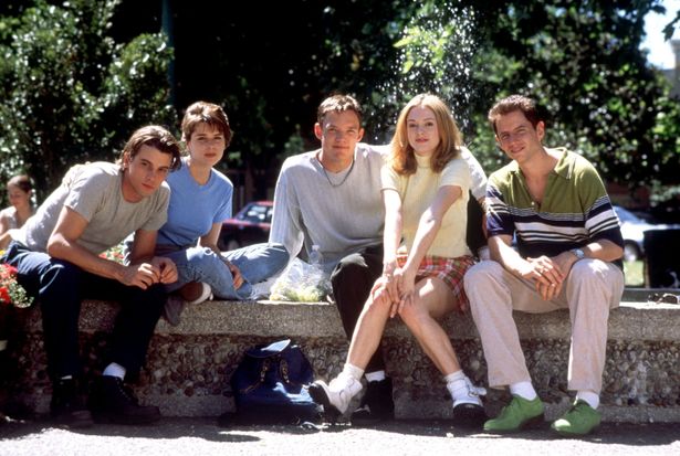 『スクリーム』など、90年代に流行した青春スラッシャー映画ファン必見の展開！