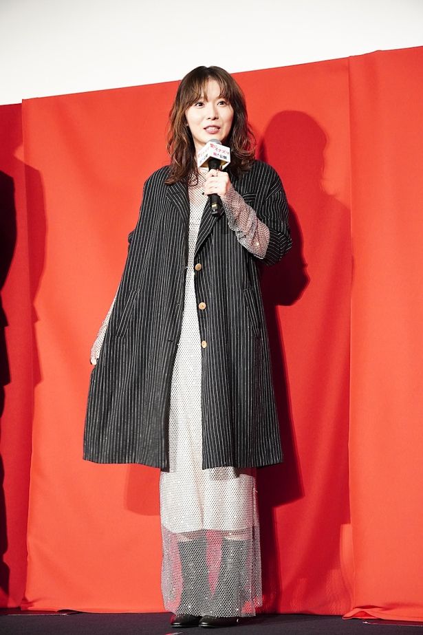 【写真を見る】松岡茉優、ビッグシルエットのジャケットを着て来た理由を説明