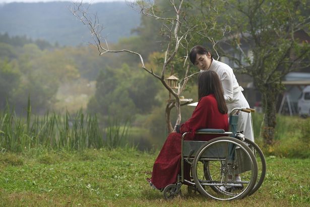 輪花の過去を知る車椅子の女、美知子(片岡礼子)の世話をしている節子(斉藤由貴)