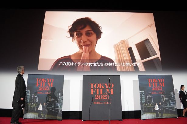 第36回東京国際映画祭クロージングセレモニーの様子。最優秀女優賞を受賞した『タタミ』のザル・アミール