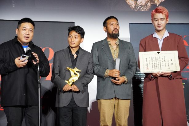 第36回東京国際映画祭、東京グランプリ／東京都知事賞は『雪豹』が受賞した。感無量の面持ちでスピーチ