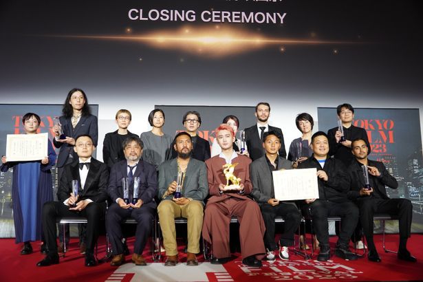 【写真を見る】第36回東京国際映画祭クロージングセレモニー、受賞者フォトセッションの様子