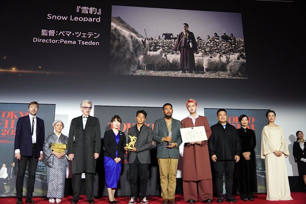 ペマ・ツェテン監督に感謝を伝えた