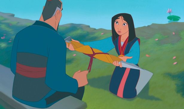 年老いた父に代わって、男を装って兵士となって戦う少女の物語『ムーラン』