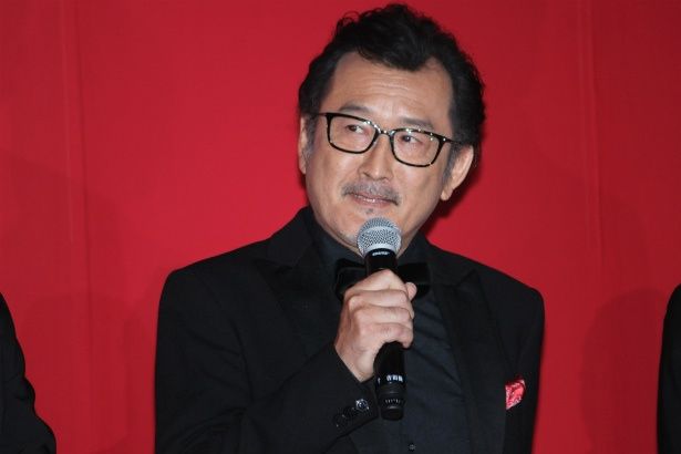 弁護士・摂津大輔役の吉田鋼太郎