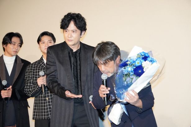 稲垣吾郎、監督と花束の写真を撮ってほしいとアピール。稲垣の気遣いが随所に光る舞台挨拶だった