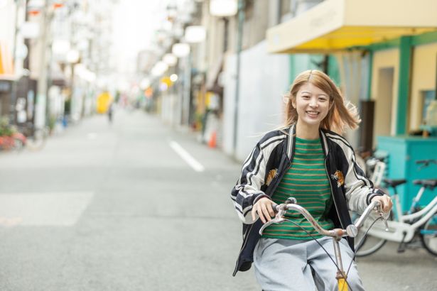 笑顔で自転車に乗る馬場ふみか