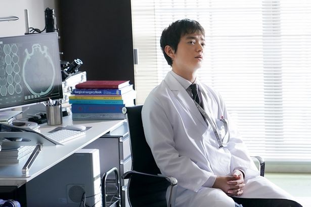 染谷将太が二宮の協力者で、サイコパス脳外科医の杉谷九朗を扮する
