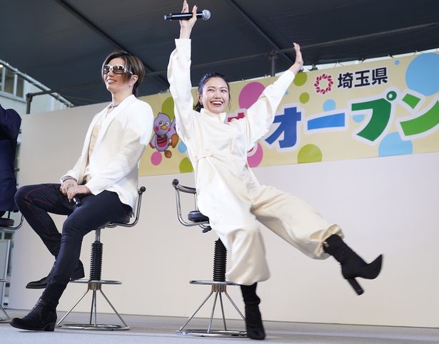 【写真を見る】埼玉県知事公認映画との言葉にGACKTは静かに微笑み、二階堂ふみは両手を挙げて大喜び！