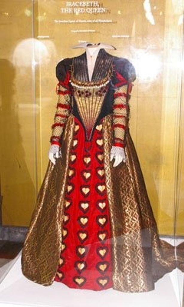 赤の女王(ヘレナ・ボナム＝カーター)の衣装