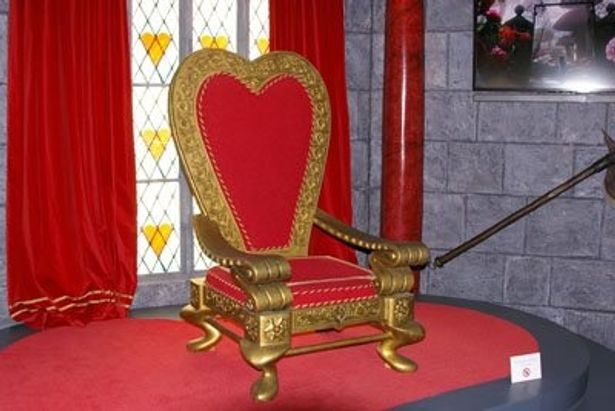赤の女王を象徴している“赤いハート”型の玉座。かわいいかも