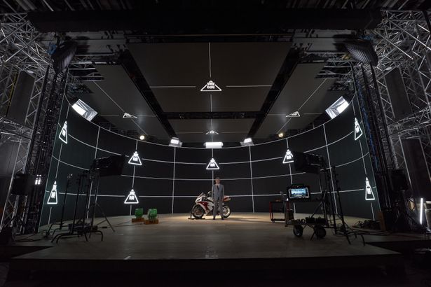 【写真を見る】LEDスタジオの映像制作技術を十分に映し出した東京撮影所のバーチャルプロダクション部最新映像が到着