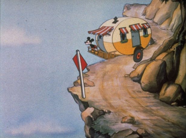 崖から落ちそうなキャンピングカーを押さえるなどミッキーが大活躍する『ミッキーの移動住宅』