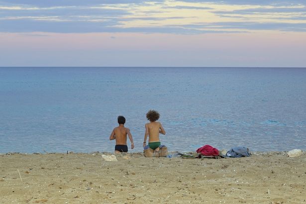美しいシチリア島の景色を背景に、残酷な運命が2人の少年に襲いかかる(『シチリア・サマー』)
