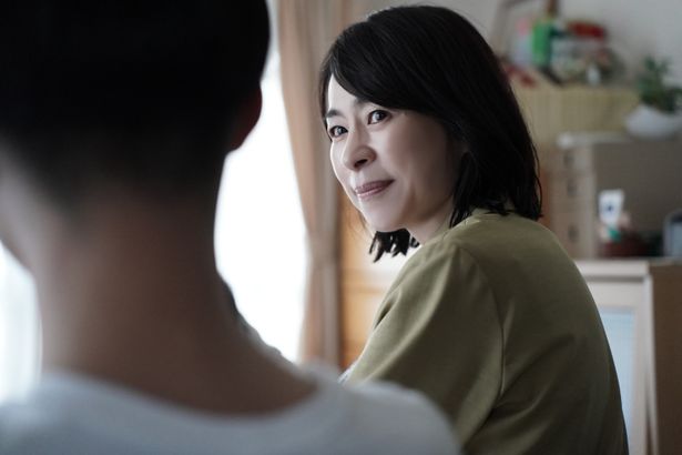第1話の冒頭から、衝撃的な姿を見せたノゾミの母(西田尚美)