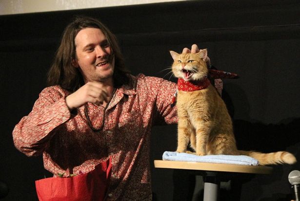 『ボブという名の猫 幸せのハイタッチ』の原作者ジェームズ・ボーエンとネコのボブが初来日