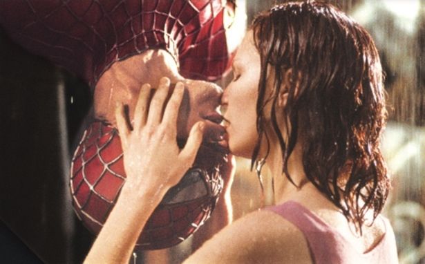 【写真を見る】大ヒットした『スパイダーマン』(02)より、伝説の逆さ吊りキス！