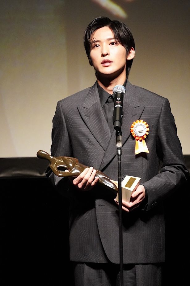 「第15回TAMA映画賞」授賞式でトロフィーを手に抱負を語った目黒蓮