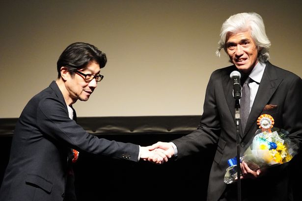 「第15回TAMA映画賞」授賞式で握手を交わした佐藤浩市と阪本順治