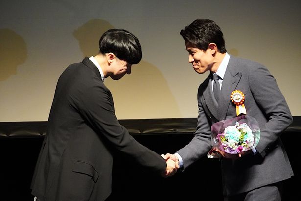 「第15回TAMA映画賞」授賞式で、鈴木亮平＆松永大司監督がガッチリと握手！