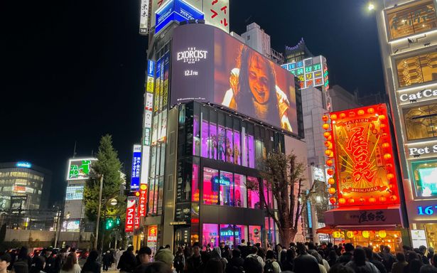 新宿アルタ前の交差点にブラムハウスの世界観を味わえるスペースがオープン！