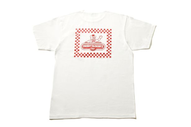Tシャツのバックプリントには“フレディ・ファズベアーズ・ピザ”のロゴがデザイン