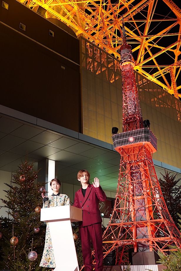 【写真を見る】東京タワーでのイルミネーション点灯式に登場！山田涼介はワインレッドのスーツ、浜辺美波はボタニカル柄のワンピース姿を披露した