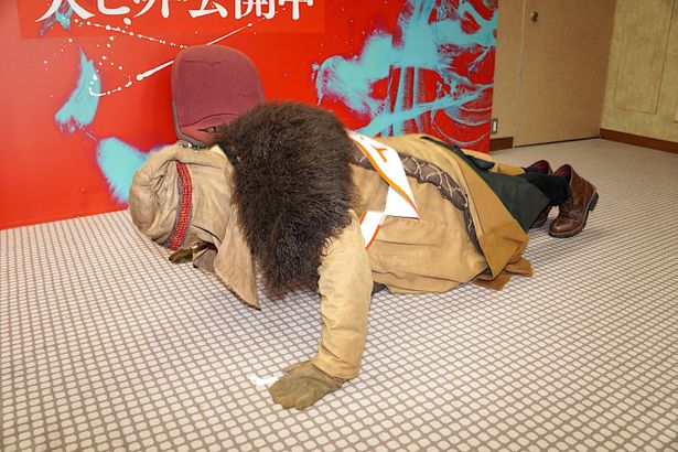 【写真を見る】“怪物の木こり”さんはサービス精神ありすぎ…!?腹筋、腕立て、スクワットを実演