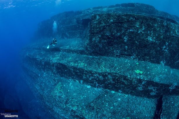 1986年に、地元のダイバーによって島の南側海底に巨大な階段構造が発見された