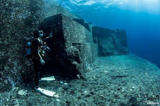 海底遺跡のメインテラス、海底遺跡が古代遺跡だったという説もある