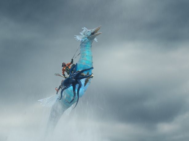 アクアマンはシードラゴンのストームに乗って、空まで飛んでいきそう(『アクアマン／失われた王国』)