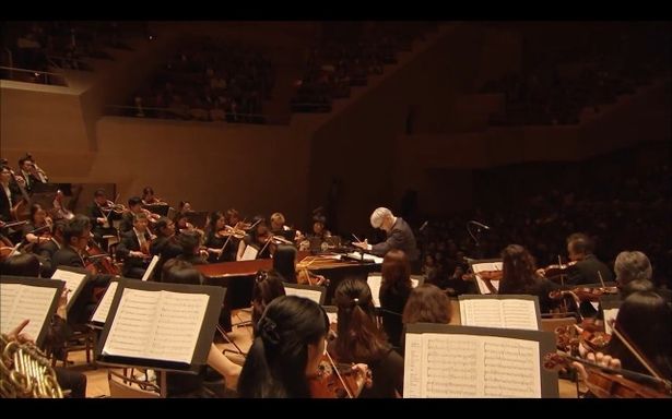 坂本龍一と東京フィルハーモニー交響楽団との共演が楽しめる(「Playing the Orchestra 2014」)
