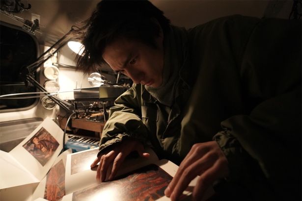 『眼球の夢』など多くの佐藤監督作品でタッグを組んだ夢野史郎が脚本を担当する