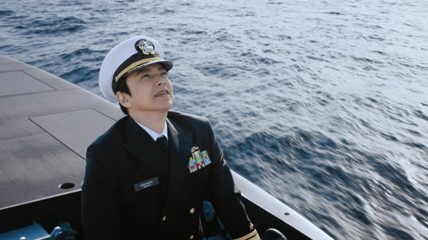 大沢は、原子力潜水艦“シーバット”の艦長、海江田を引き続き演じる