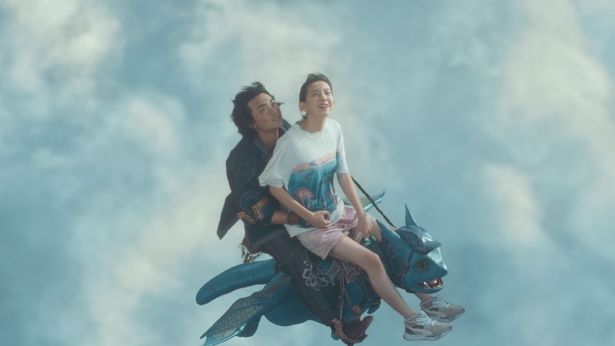 実写映像で表現されたドラゴンに乗った飛行シーン！その映像美に圧倒される