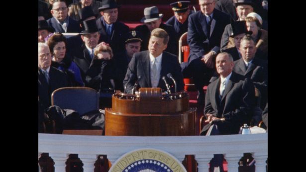 1961年1月20日、大統領就任演説を行うケネディ