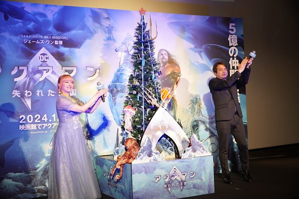 【写真を見る】安元洋貴＆田中理恵、観客と一体となって「アクアマン！」コール。“青いおさかなツリー”を点灯させた
