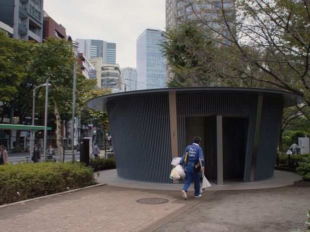 安藤忠雄がデザインし、湿気がこもらないように風通しをよくする日本の伝統を大切にしている神宮通公園トイレ