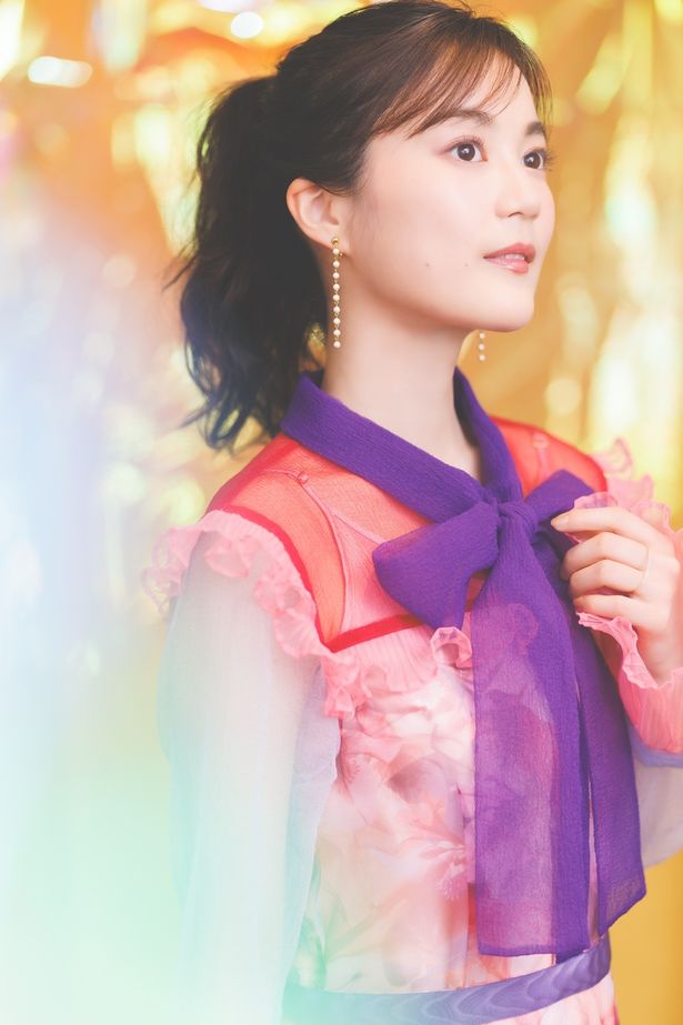 【写真を見る】大きな紫のリボンがキュート！生田絵梨花、透け感あるドレスの撮り下ろし写真