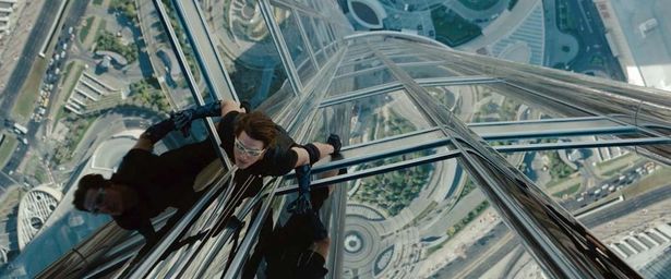 【写真を見る】トム・クルーズが世界一の高層ビルをスタントなしでよじ登る！(『ミッション：インポシブル ゴースト・プロトコル』)