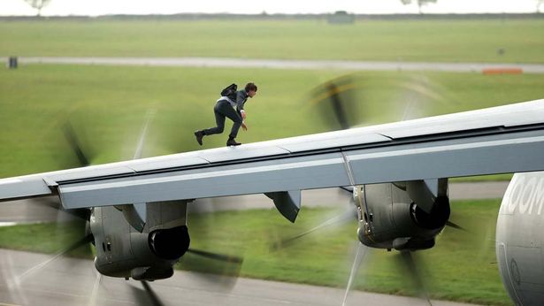 『ミッション：インポッシブル／ローグ・ネイション』でトム・クルーズが8回もスタントなしで飛行機にしがみついた