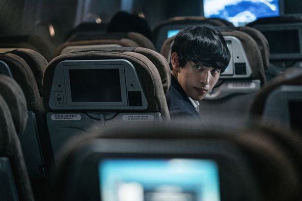 飛行機の中で殺人ウィルスをばら撒くバイオテロ犯を演じたイム・シワン