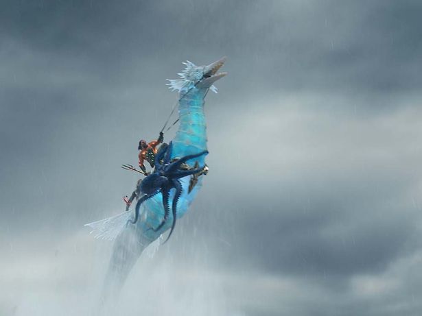 【写真を見る】「ワイスピ」を思い出しちゃう!?アクアマンはシードラゴンに乗って空まで飛び上がる！