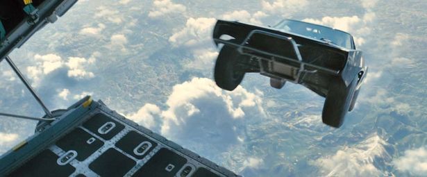 『ワイルド・スピード SKY MISSION』(15)では、マッスルカーが宙を舞う！