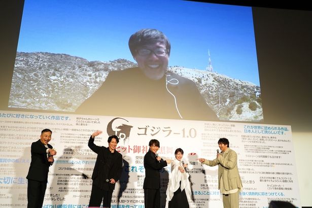 映画『ゴジラ-1.0』大ヒット御礼白黒舞台挨拶に登壇した神木隆之介、浜辺美波、佐々木蔵之介、山田裕貴、田中美央とアメリカからリモートで参加した山崎貴監督