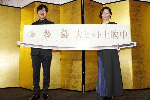 金屏風を背に舞台挨拶！坂本真綾は「＜物語＞シリーズと神谷さんの存在は、一心同体」と話した